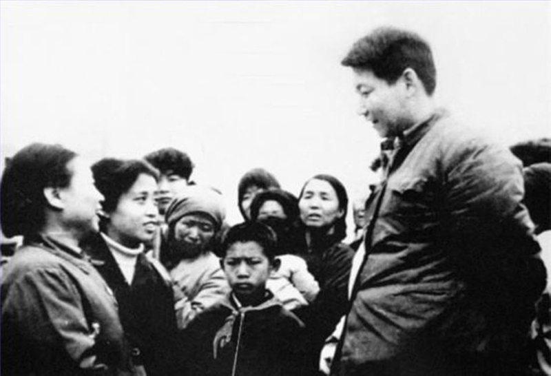 1983年，時(shí)任中共正定縣委書(shū)記的習(xí)近平同趙村群眾交談。