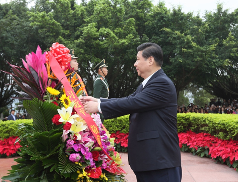 2012年12月8日，習(xí)近平在深圳蓮花山公園向鄧小平銅像敬獻(xiàn)花籃。