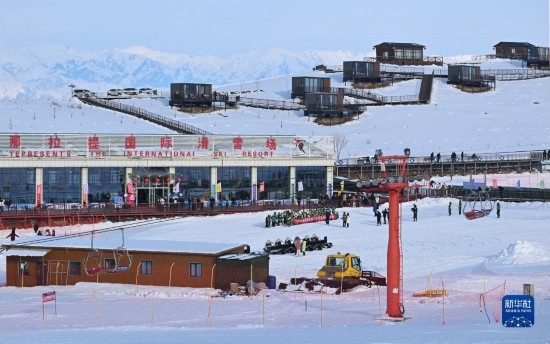 隨著新雪季的到來，那拉提國際滑雪場迎來眾多游客（(12月21日攝）。
