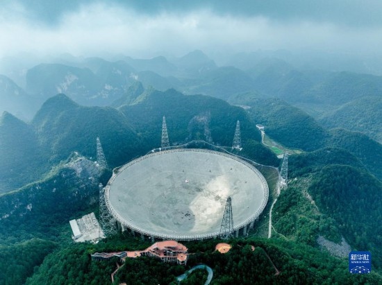 這是2023年7月26日拍攝的“中國天眼”全景（無人機(jī)照片，維護(hù)保養(yǎng)期間拍攝）。 新華社記者 歐東衢 攝