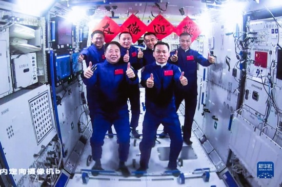 這是2023年10月26日在北京航天飛行控制中心拍攝的神舟十六號(hào)航天員乘組與神舟十七號(hào)航天員乘組“全家福”。 新華社發(fā)（韓啟揚(yáng) 攝）