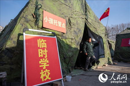 12月22日，在積石山縣大河家鎮(zhèn)大河村安置點(diǎn)，陸軍76集團(tuán)軍某旅搭建的“臨時(shí)學(xué)?！背蔀樾∨笥训摹凹佑驼尽?。人民網(wǎng)記者 翁奇羽攝