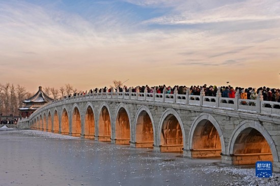這是12月22日拍攝的頤和園十七孔橋“金光穿洞”景象。