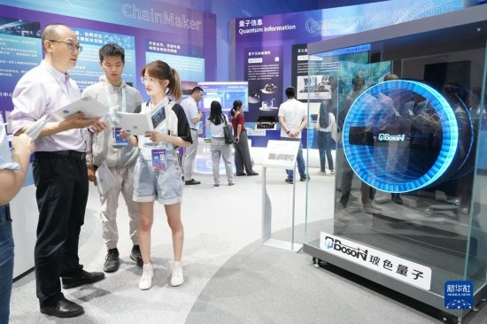 這是2023年5月26日在北京中關(guān)村國家自主創(chuàng)新示范區(qū)展示中心拍攝的100量子比特相干光量子計(jì)算機(jī)（模型）。 新華社記者 任超 攝