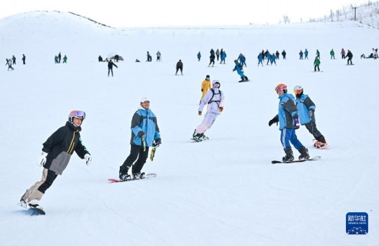 12月21日，游客在那拉提國際滑雪場滑雪。
