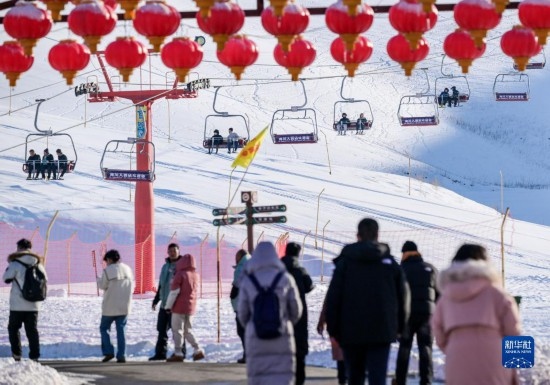 12月21日，那拉提國際滑雪場迎來眾多游客。