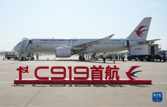 這是2023年5月28日在上海虹橋國際機(jī)場(chǎng)停機(jī)坪拍攝的C919飛機(jī)。當(dāng)日，由C919大型客機(jī)執(zhí)飛的東方航空MU9191航班平穩(wěn)降落在北京首都國際機(jī)場(chǎng)，標(biāo)志著該機(jī)型圓滿完成首個(gè)商業(yè)航班飛行，正式進(jìn)入民航市場(chǎng)，開啟市場(chǎng)化運(yùn)營、產(chǎn)業(yè)化發(fā)展新征程。 新華社記者 丁汀 攝
