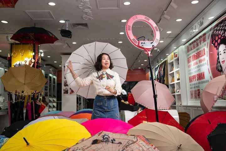 在義烏打拼了27年的商戶張吉英，正通過直播銷售雨傘。義烏市委宣傳部供圖