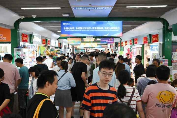國慶長假期間，“世界超市”摩肩接踵。共享聯(lián)盟·義烏 吳峰宇 攝