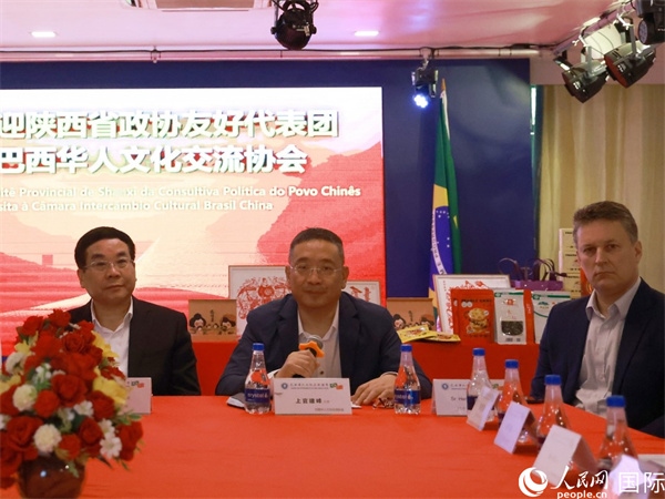巴西華人文化交流協(xié)會(huì)主席上官建峰（中）在座談會(huì)上發(fā)言。人民網(wǎng)記者 陳海琪攝