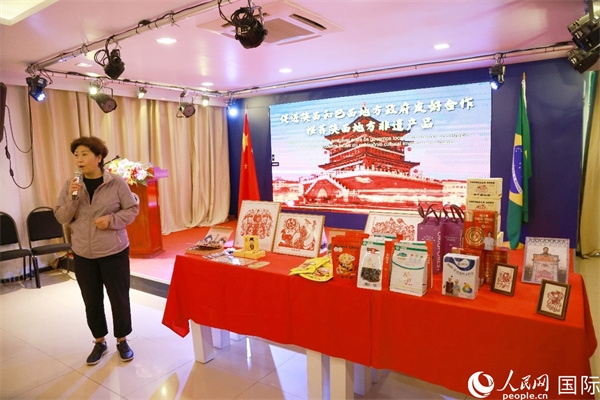 代表團(tuán)成員、咸陽(yáng)市政協(xié)主席李曉靜向與會(huì)嘉賓介紹了陜西的特色產(chǎn)品。人民網(wǎng)記者 陳海琪攝