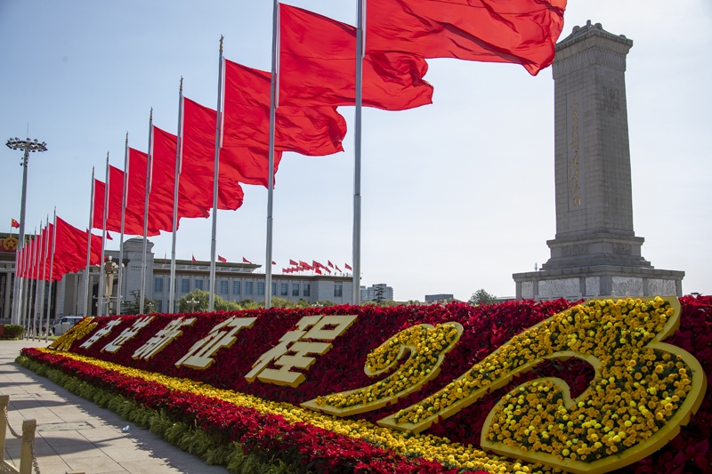 2022年10月16日，北京，中國共產(chǎn)黨第二十次全國代表大會(huì)開幕，人民大會(huì)堂外紅旗飄揚(yáng)。