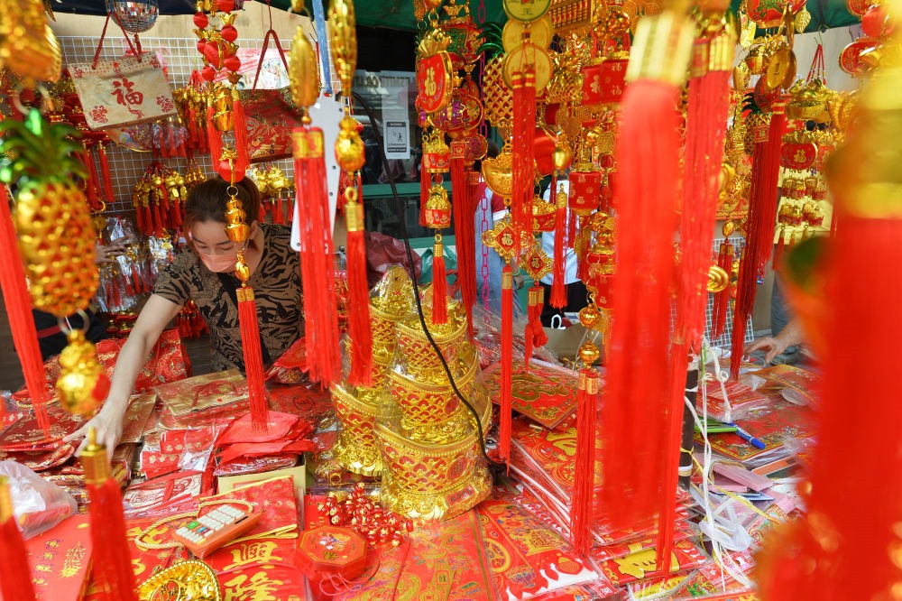 一名商販在泰國曼谷唐人街的攤位上擺放春節(jié)飾品。新華社發(fā)（拉亨攝）