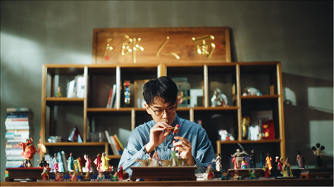 郎佳子彧通過(guò)短視頻直播，讓更多人關(guān)注并喜歡捏面人。受訪者供圖