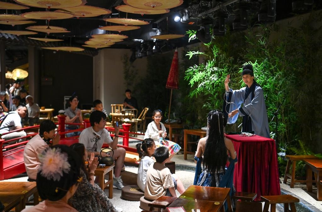 游客在長安十二時辰主題街區(qū)觀看唐風演藝《大唐曲藝》。新華社記者鄒競一 攝