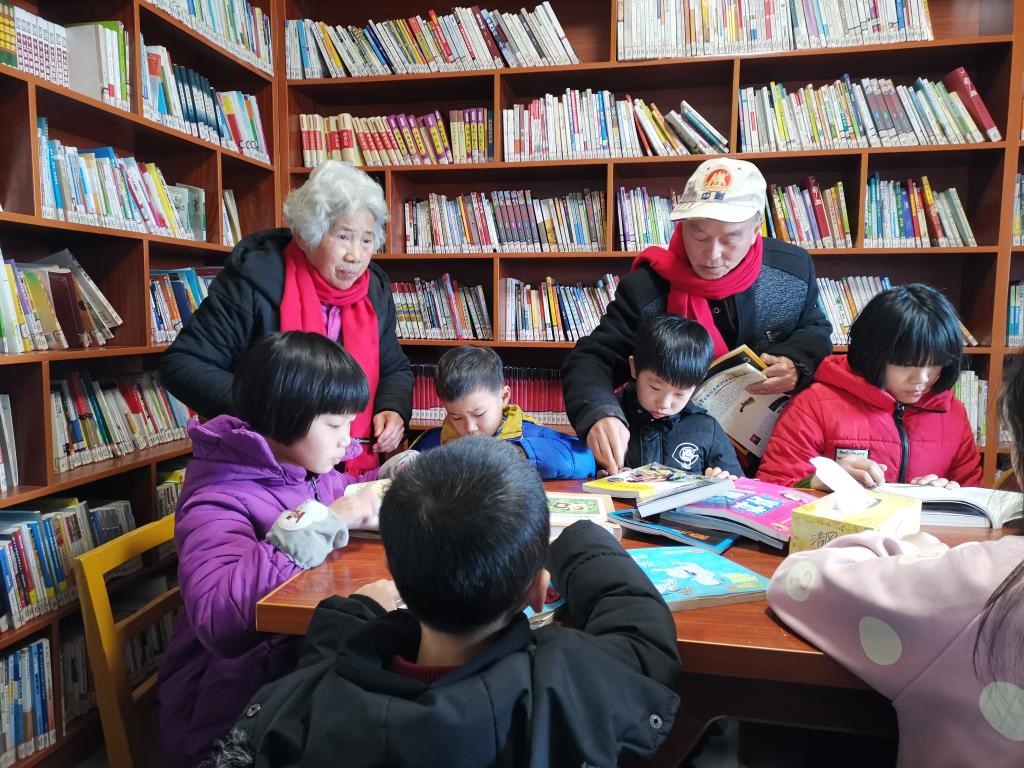 夏昭炎夫婦在譚家垅村的小書屋輔導小學生。（劉峰 攝）