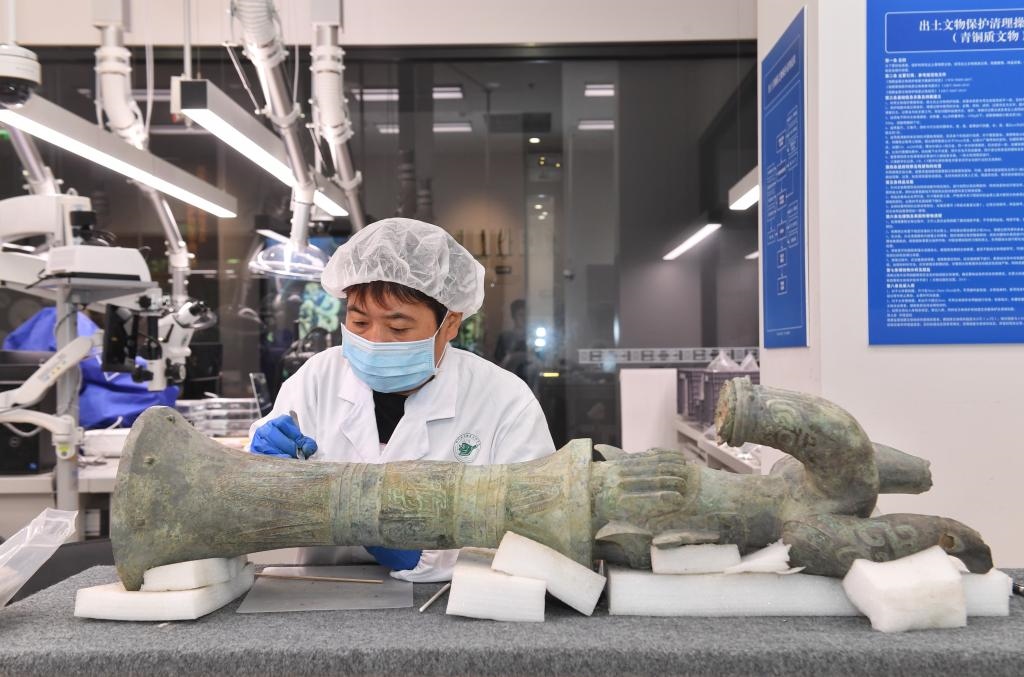 在三星堆博物館文物保護與修復館內(nèi)，工作人員在對文物進行清理。新華社記者劉坤 攝