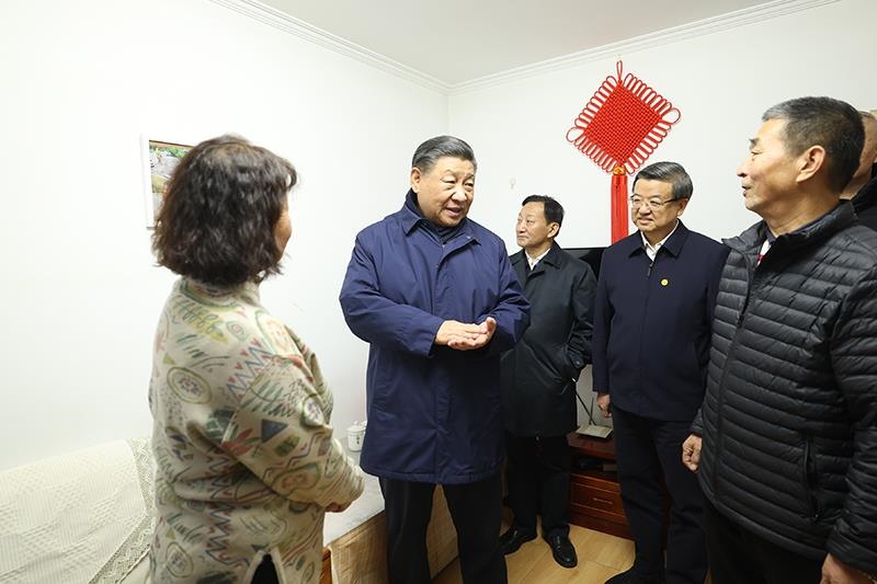 2023年11月10日，習(xí)近平總書記在河北保定涿州市永濟(jì)秀園小區(qū)居民董彩英家看望慰問。