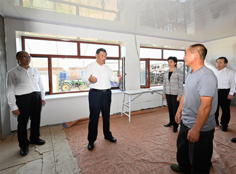 2023年9月7日，在遭受洪澇災(zāi)害的黑龍江尚志市老街基鄉(xiāng)龍王廟村，習(xí)近平總書記走進(jìn)村民楊春貴家中，察看受損房屋修繕情況。