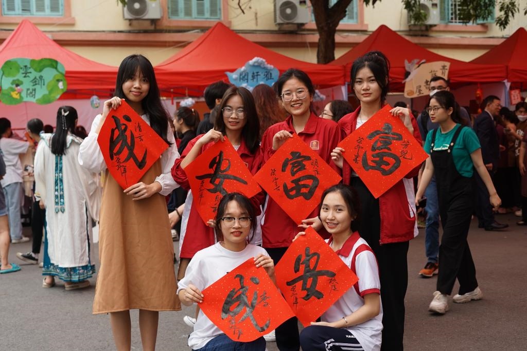 2023年4月21日，在越南河內(nèi)大學(xué)孔子學(xué)院，越南大學(xué)生展示漢字書(shū)法作品。新華社記者胡佳麗攝
