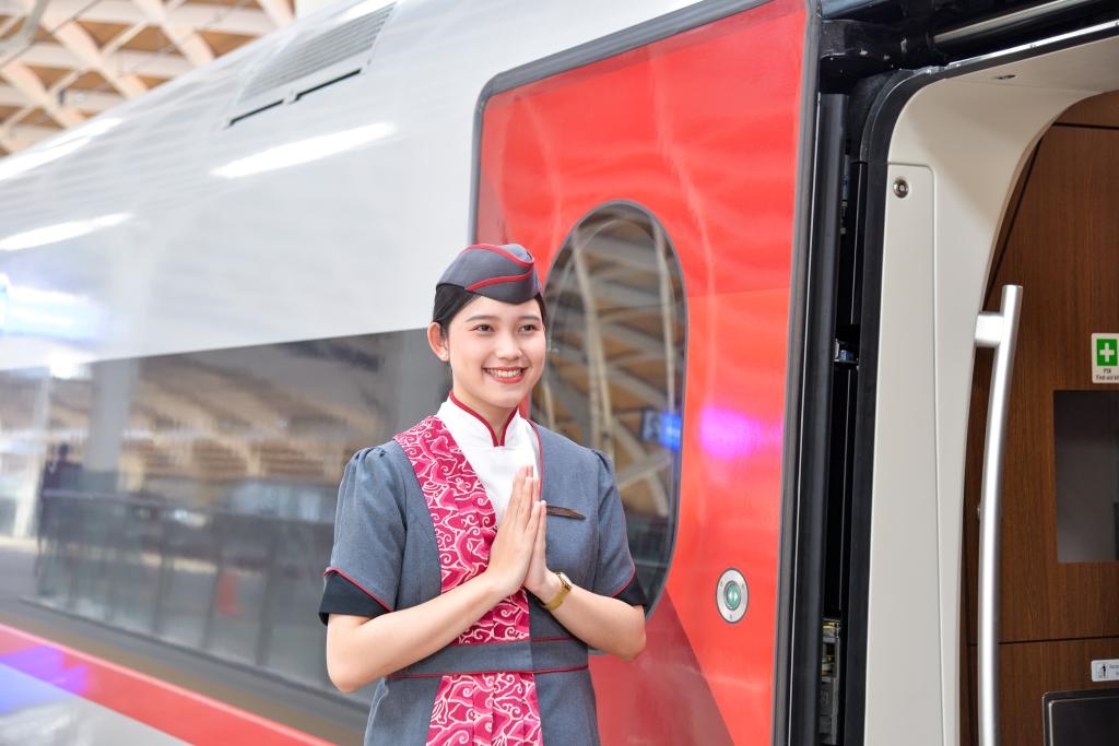 12月12日，乘務(wù)人員在印度尼西亞雅加達(dá)的哈利姆車(chē)站站臺(tái)歡迎乘坐雅萬(wàn)高鐵的乘客。新華社記者徐欽攝