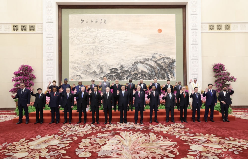 10月18日上午，國(guó)家主席習(xí)近平在北京人民大會(huì)堂出席第三屆“一帶一路”國(guó)際合作高峰論壇開(kāi)幕式并發(fā)表題為《建設(shè)開(kāi)放包容、互聯(lián)互通、共同發(fā)展的世界》的主旨演講。這是會(huì)前，習(xí)近平同出席高峰論壇的外國(guó)國(guó)家元首、政府首腦和國(guó)際組織負(fù)責(zé)人等國(guó)際貴賓集體合影。新華社記者 黃敬文 攝