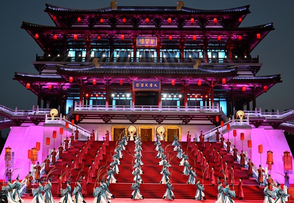 這是2023年5月18日在陜西省西安市大唐芙蓉園拍攝的中國(guó)—中亞峰會(huì)歡迎儀式。新華社記者 申宏 攝