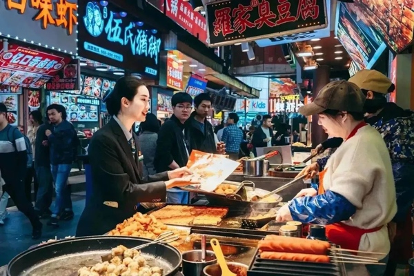 當(dāng)?shù)劂y行工作人員向個(gè)體經(jīng)營(yíng)者介紹金融服務(wù)。受訪者供圖