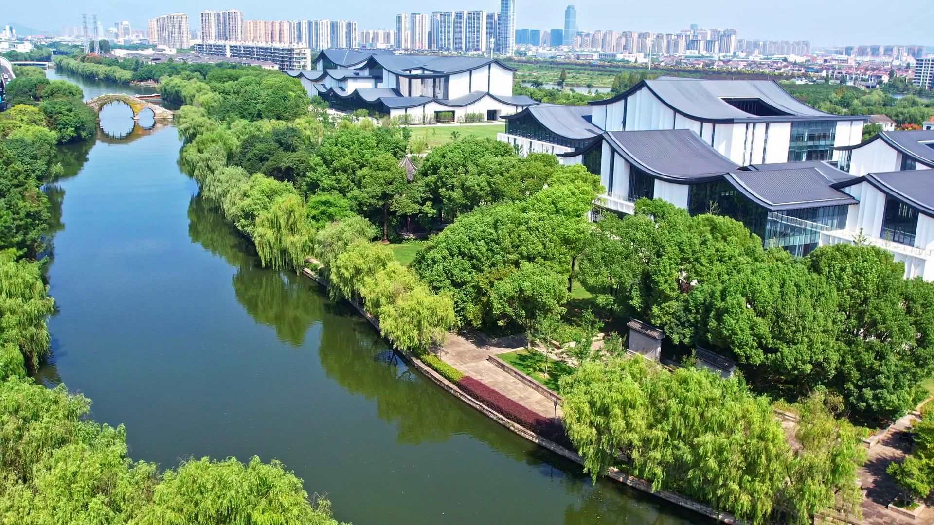 △浙東運河。今年9月20日，習(xí)近平總書記來到浙東運河文化園考察，強調(diào)“大運河文化是中國優(yōu)秀傳統(tǒng)文化的重要組成部分，要在保護、傳承、利用上下功夫，讓古老大運河煥發(fā)時代新風(fēng)貌”。