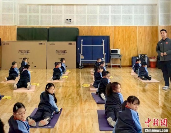 逸陽文思學(xué)校學(xué)生正在進(jìn)行運動恢復(fù)矯正訓(xùn)練。<a target='_blank' href='/' ><p align=