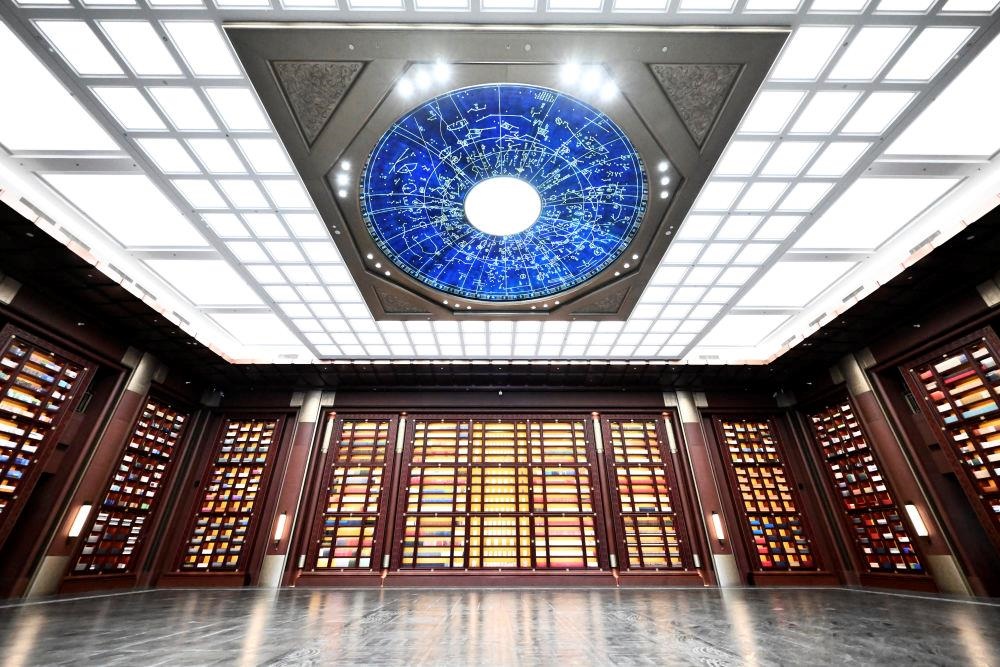 △中國國家版本館中央總館“文瀚閣”內(nèi)景。星空穹頂上是一幅宋代石刻天文圖，傳遞著“文瀚閣”的寓意：中華文明如星空般浩瀚璀璨。
