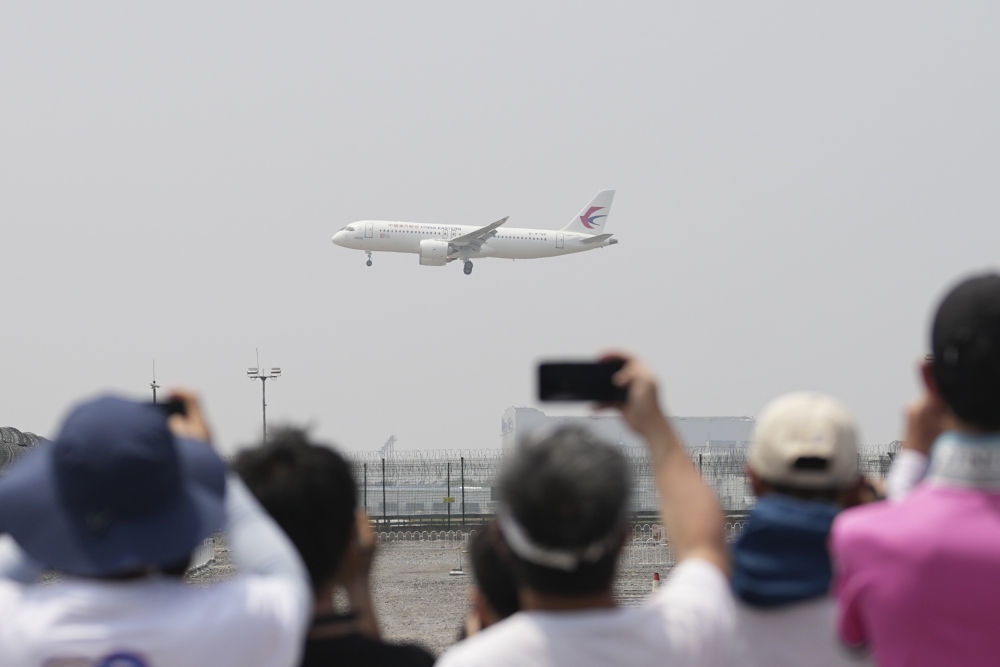 2023年5月28日，C919首個(gè)商業(yè)航班東航MU9191飛抵北京首都國際機(jī)場。新華社記者 鞠煥宗 攝