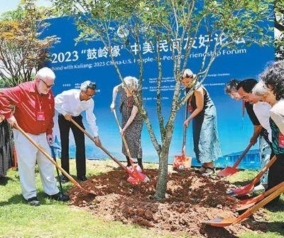 6月，2023“鼓嶺緣”中美民間友好論壇在福建省福州市舉辦。圖為出席“鼓嶺之友”座談會的中美各界人士在鼓嶺共同植樹留念。