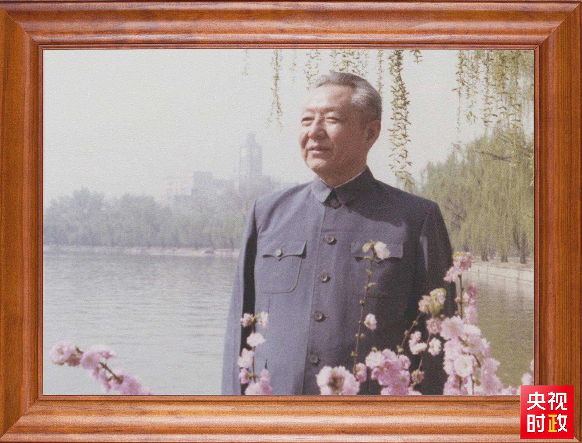 △這是習(xí)近平父親習(xí)仲勛同志的照片。2023年10月15日，是習(xí)仲勛同志誕辰110周年紀(jì)念日。這張照片第一次出現(xiàn)在他的書架上。
