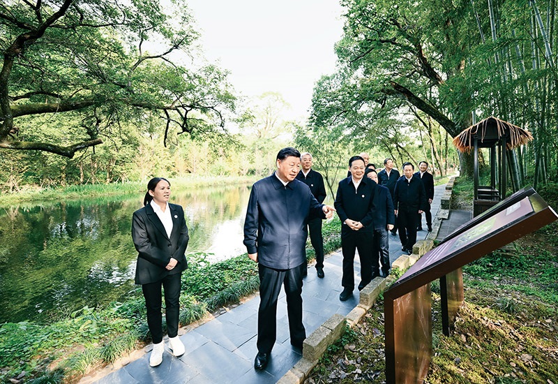 2023年10月10日至13日，中共中央總書記、國家主席、中央軍委主席習(xí)近平在江西考察。這是11日下午，習(xí)近平在上饒市婺源縣秋口鎮(zhèn)王村石門自然村考察時，了解饒河源國家濕地公園和極度瀕危鳥類藍(lán)冠噪鹛保護等情況。 新華社記者 謝環(huán)馳/攝