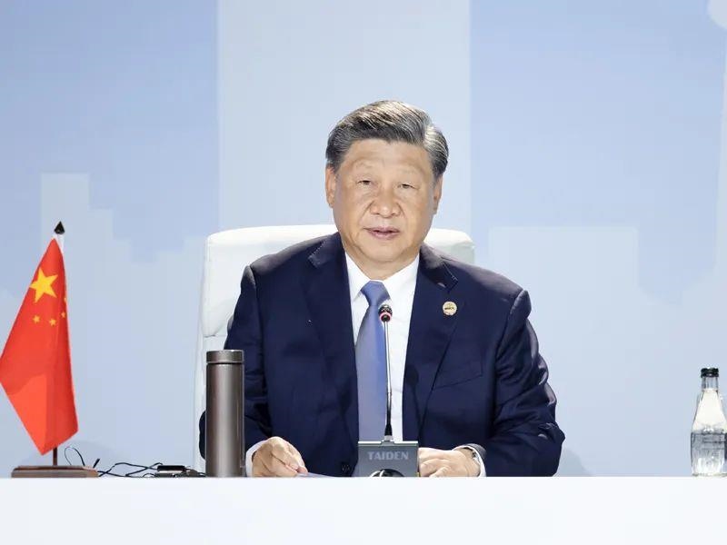 當(dāng)?shù)貢r(shí)間8月24日，習(xí)近平主席在南非約翰內(nèi)斯堡出席金磚國家領(lǐng)導(dǎo)人第十五次會晤特別記者會。