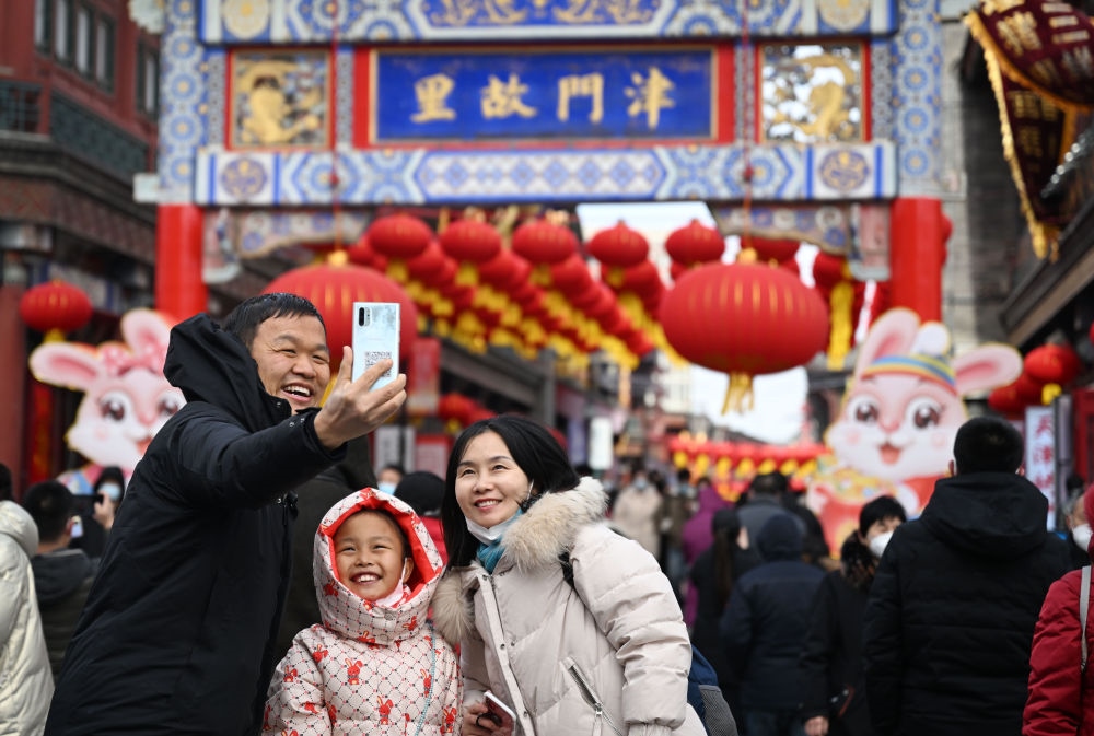 2023年1月26日，農(nóng)歷大年初五，游客在天津古文化街留影。新華社記者 趙子碩 攝