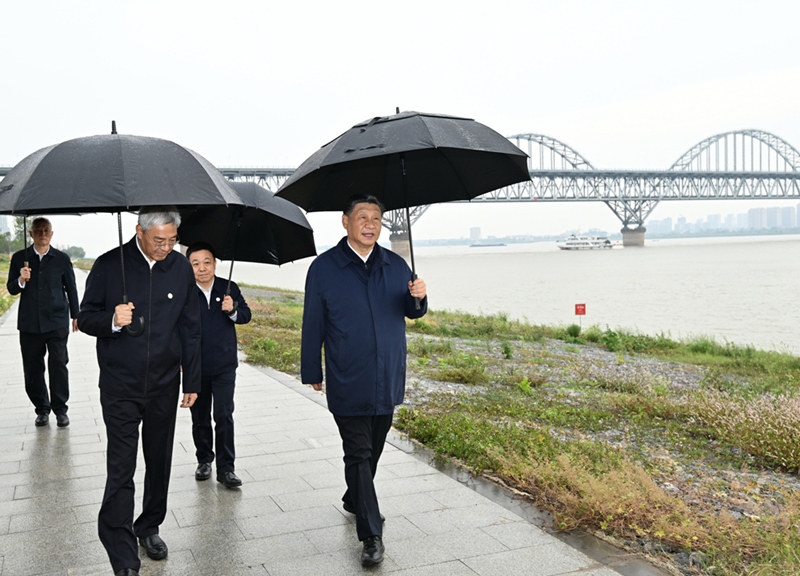 2023年10月10日，習(xí)近平在長(zhǎng)江國(guó)家文化公園九江城區(qū)段考察時(shí)，冒雨沿江堤步行察看沿岸風(fēng)貌。
