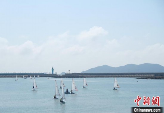 浙江象山，杭州亞運(yùn)會帆船項目運(yùn)動員揚(yáng)帆起航。林波 攝