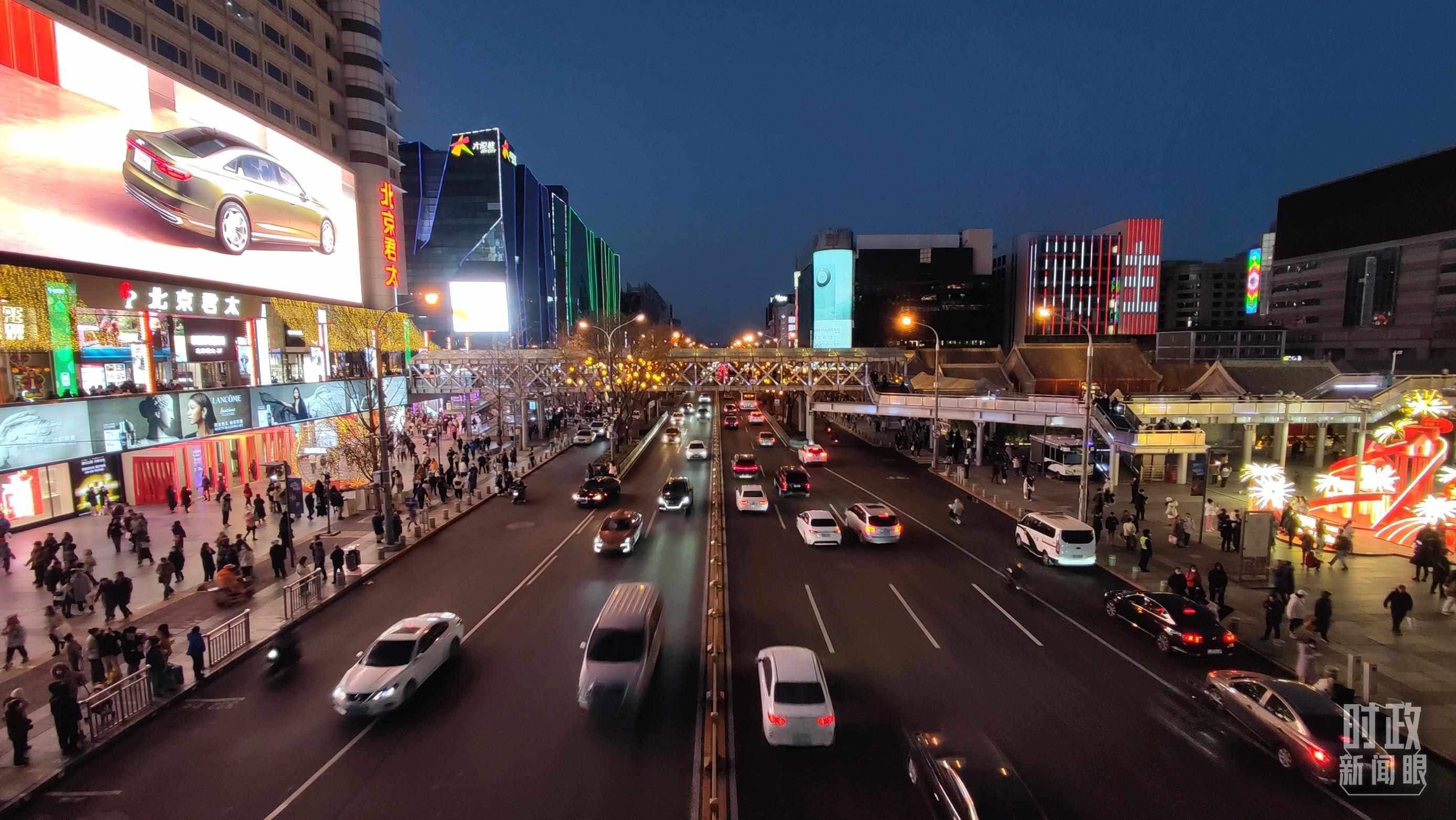 △2023年12月31日，北京西單商業(yè)街區(qū)。（總臺央視記者薛冠南拍攝）