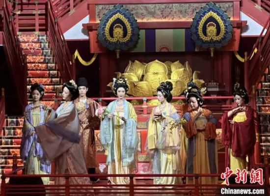 2023年12月31日晚間，在長(zhǎng)安十二時(shí)辰主題街區(qū)進(jìn)行的漢服表演。 中新社記者 張一辰 攝