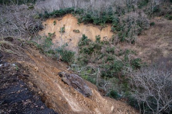  1月2日，在日本石川縣羽咋郡，地震引起山體滑坡。新華社記者張笑宇攝