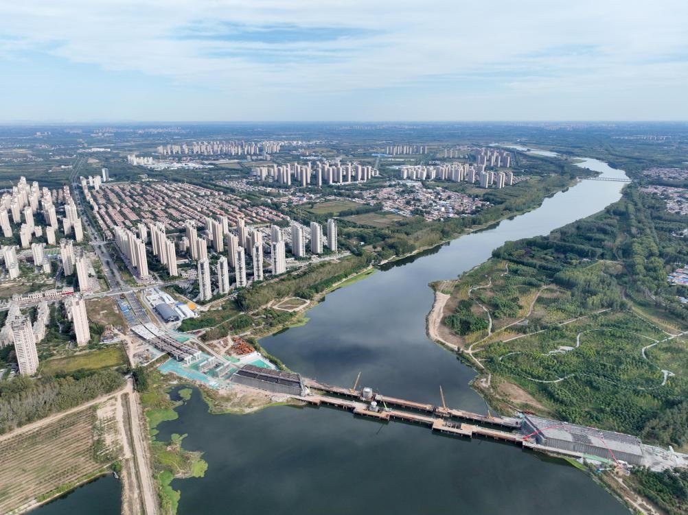 2023年10月拍攝的跨潮白河大橋施工現(xiàn)場(chǎng)。 新華社記者 邢廣利 攝