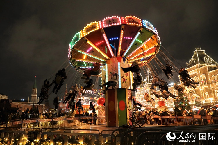 位于莫斯科紅場(chǎng)中央的“古姆”新年集市。人民網(wǎng)記者 隋鑫攝