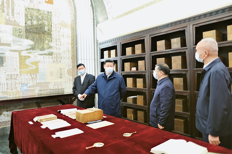 2023年6月1日，習(xí)近平總書記在中國國家版本館考察時，在蘭臺洞庫了解館藏精品版本保存情況。