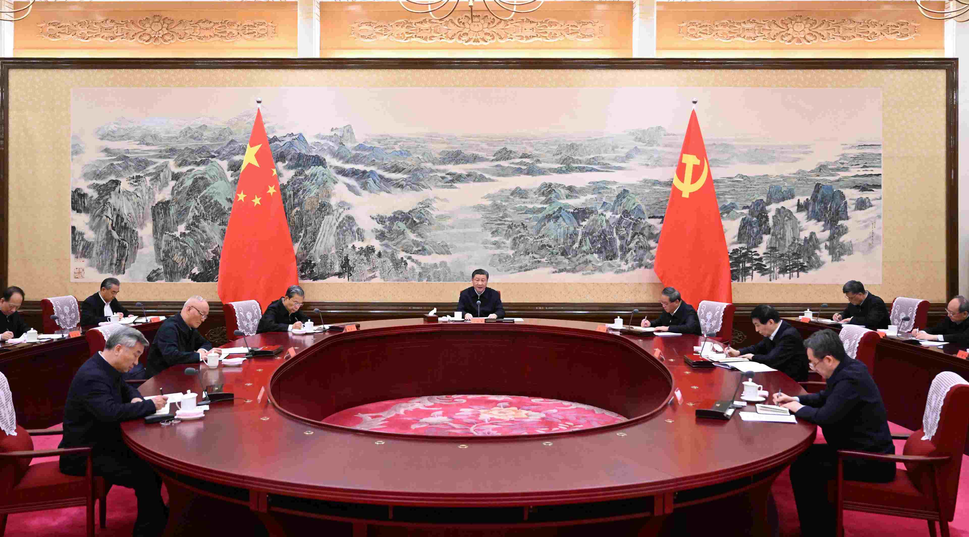 2023年12月21日至22日，中共中央政治局召開學(xué)習(xí)貫徹習(xí)近平新時代中國特色社會主義思想主題教育專題民主生活會，中共中央總書記習(xí)近平主持會議并發(fā)表重要講話。