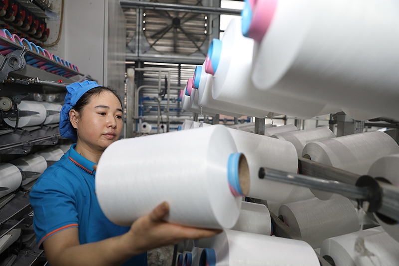1月2日，江蘇省淮安市洪澤區(qū)一紡織企業(yè)生產(chǎn)車間開工生產(chǎn)，趕制訂單。