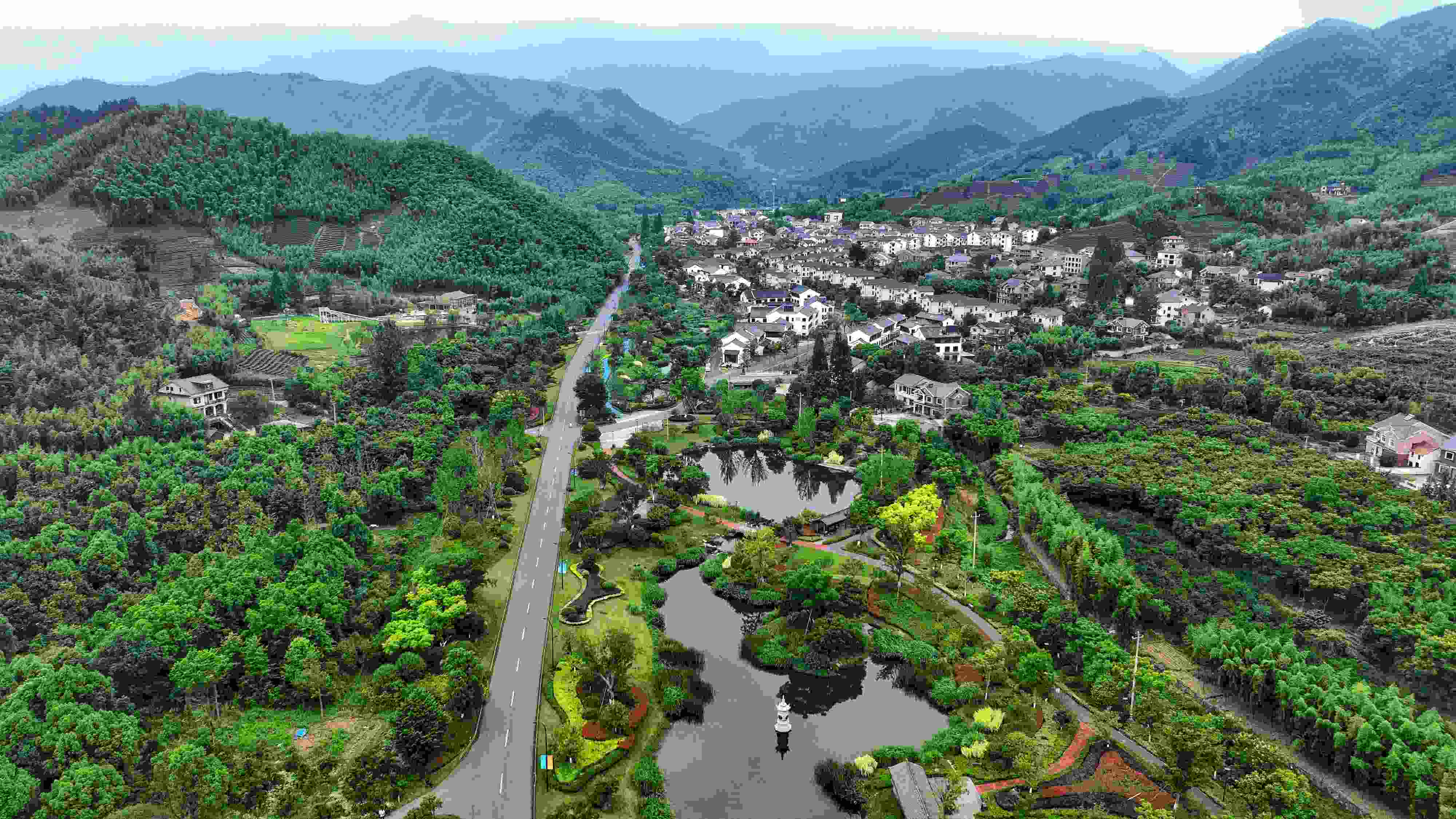 2023年6月6日，杭州余杭區(qū)徑山鎮(zhèn)鄉(xiāng)村，生態(tài)碧水、沿路花海與村莊農(nóng)房相映成趣，構(gòu)成一幅美麗的山水田園畫。
