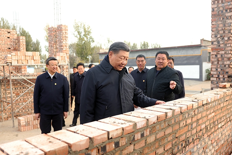 2023年11月10日，習(xí)近平總書記在河北保定涿州市刁窩鎮(zhèn)萬全莊村房屋重建施工現(xiàn)場考察。