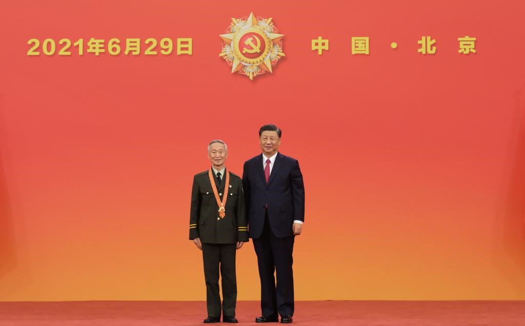 2021年6月29日，習(xí)近平總書記向“七一勛章”獲得者崔道植頒授勛章。新華社記者 李學(xué)仁 攝